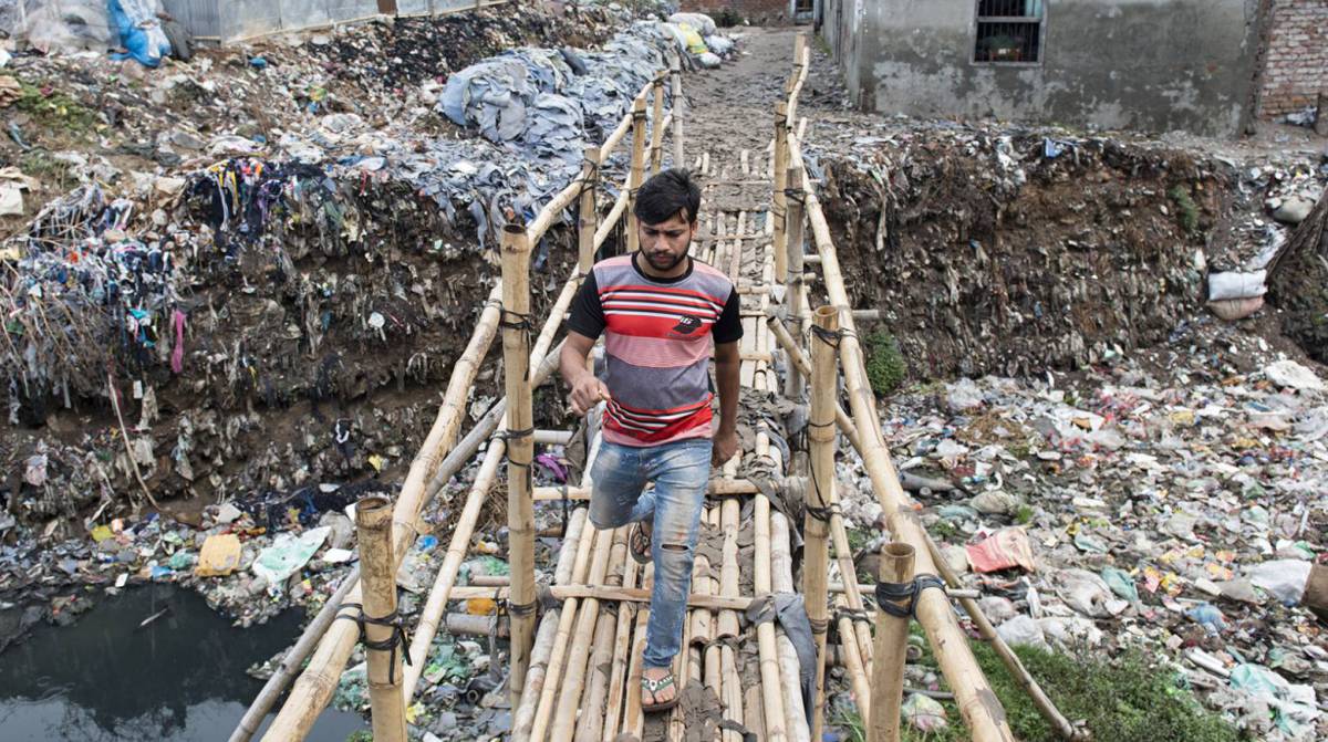 Pasarela por el río Buriganga en Bangladesh.