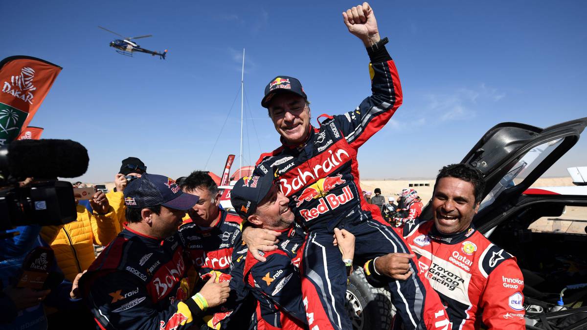 Carlos Sainz, celebra su victoria en el Dakar.