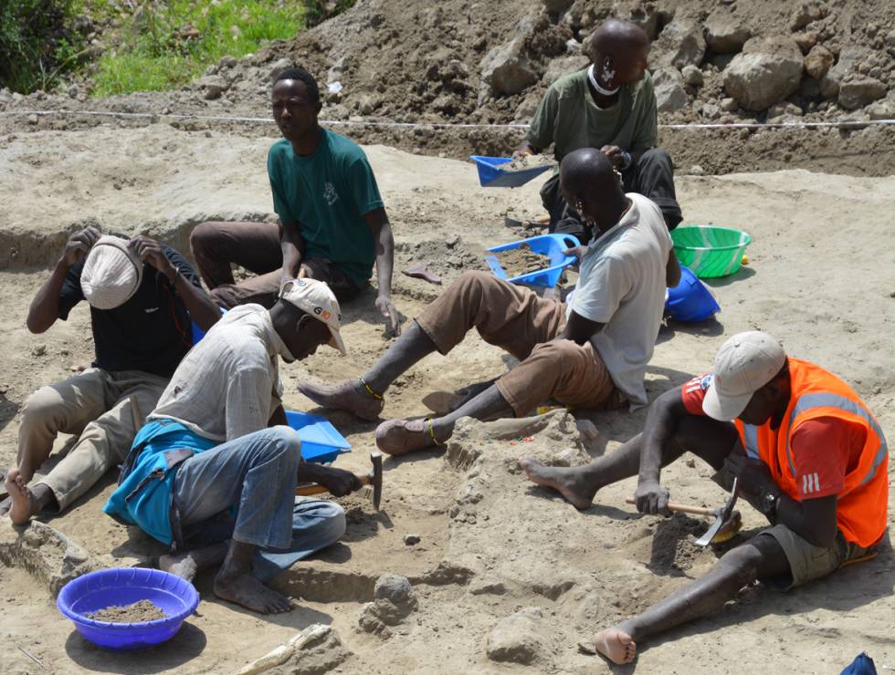 Trabajadores del yacimiento de 1.3 millones de años, en la garganta de FLK West de Olduvai (Tanzania), donde actualmente investiga el arqueólogo español del CSIC Ignacio de la Torre.