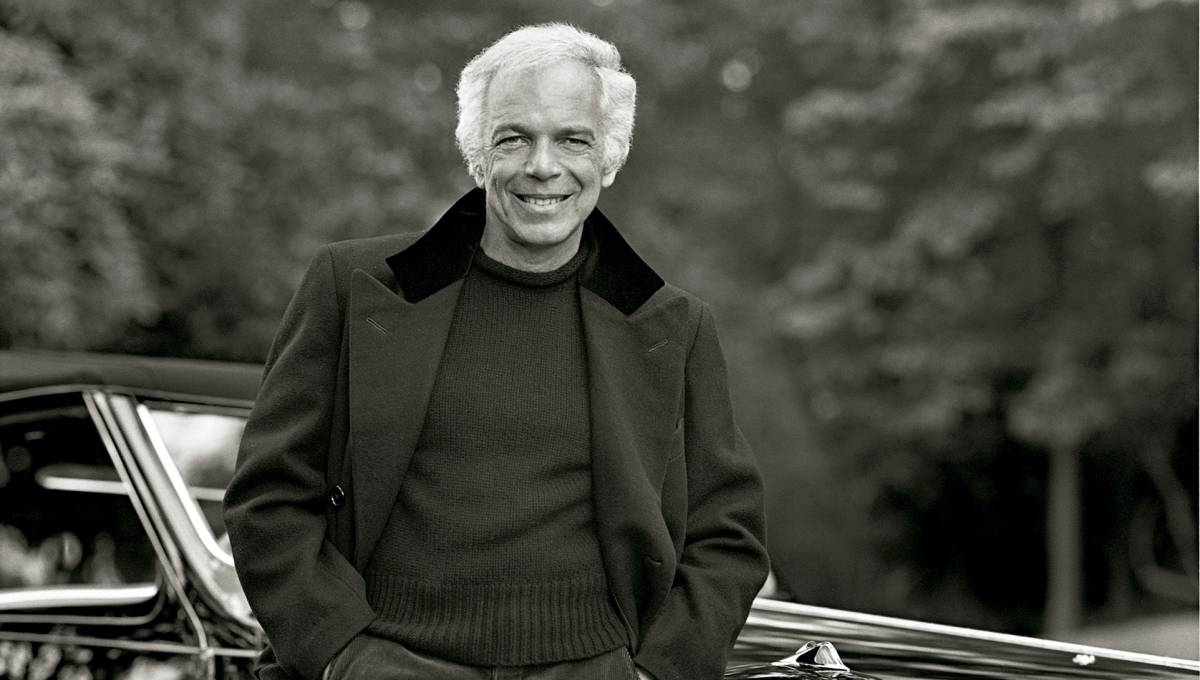 Ralph Lauren posa junto a su Bugatti en 1998.