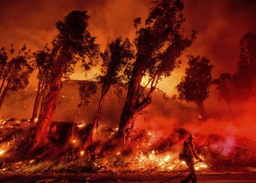 Los eventos climáticos extremos se multiplican, como este incendio en California.