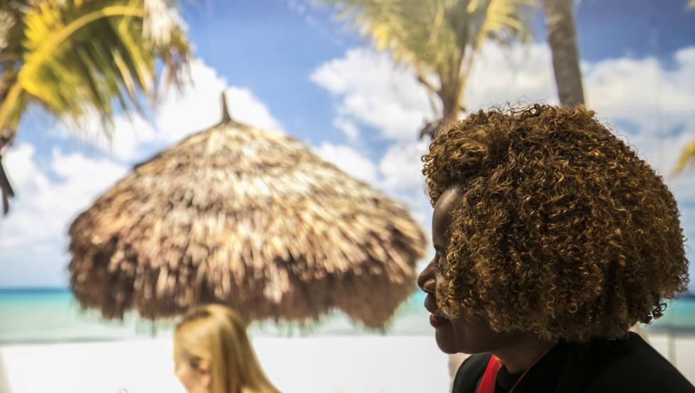 Una mujer en uno de los estands del pabellón de África en Fitur.