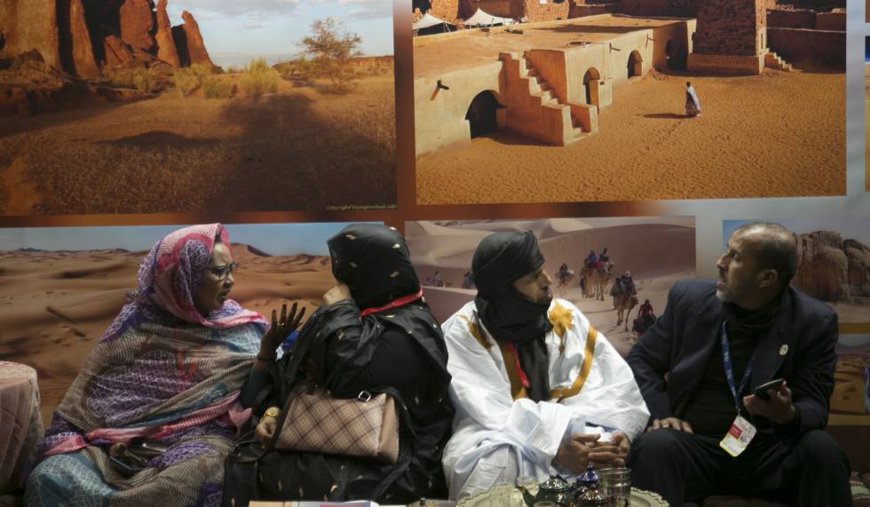 Varias personas charlan en uno de los estands del pabellón de África de Fitur.