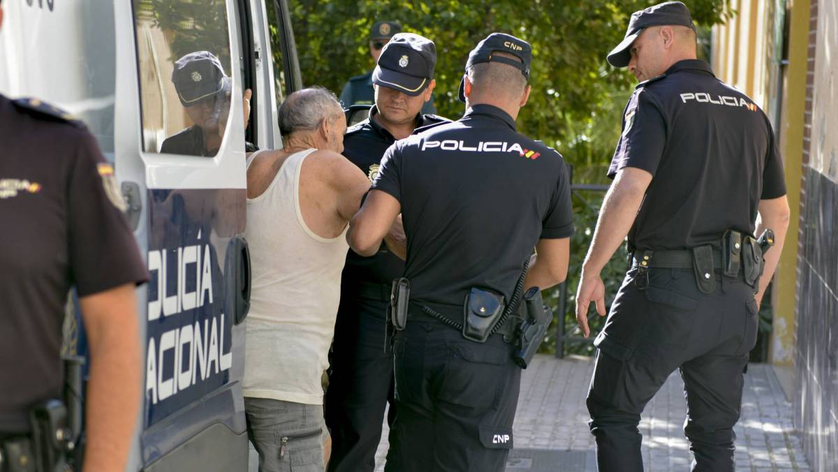 Un detenido sale de un furgón policial.