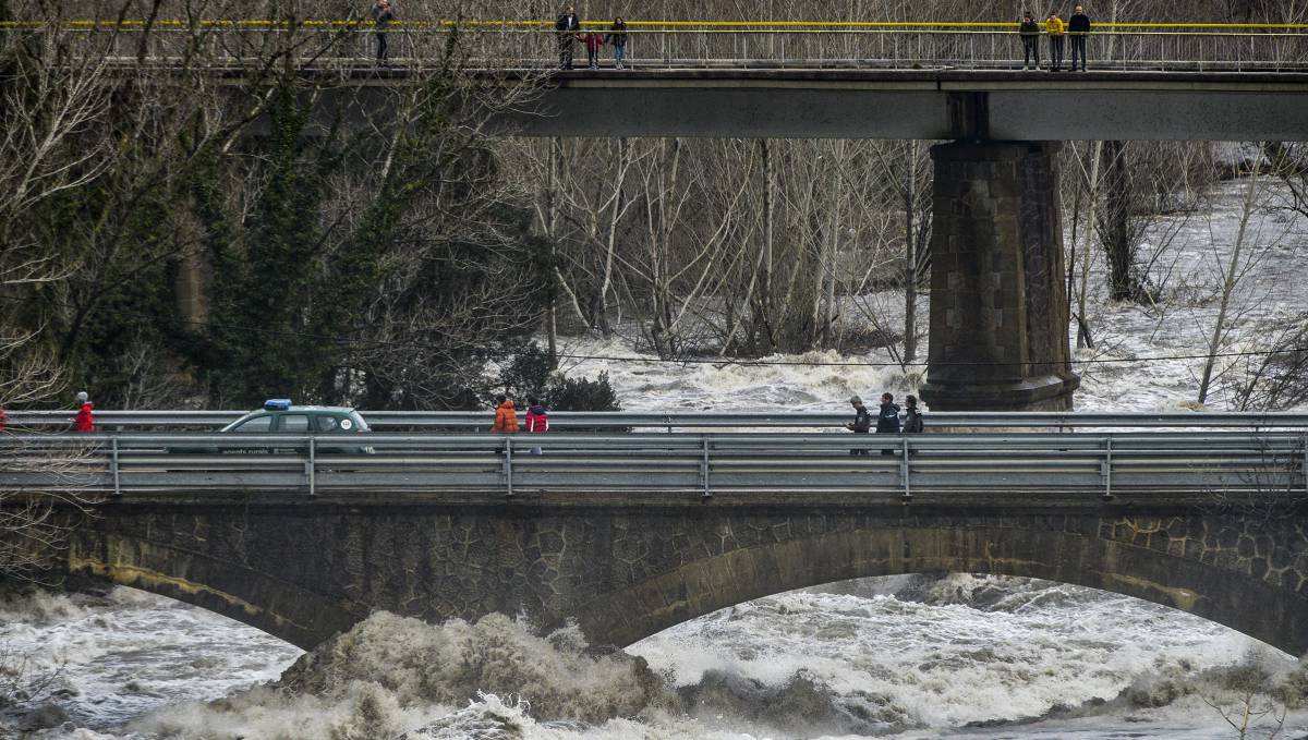 El río Ter tras el desagüe de la presa del Pasteral.