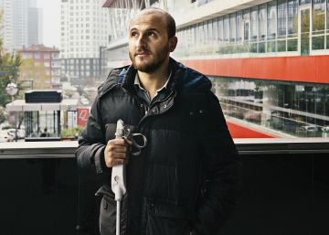 El creador del bastón inteligente que guía a los ciegos