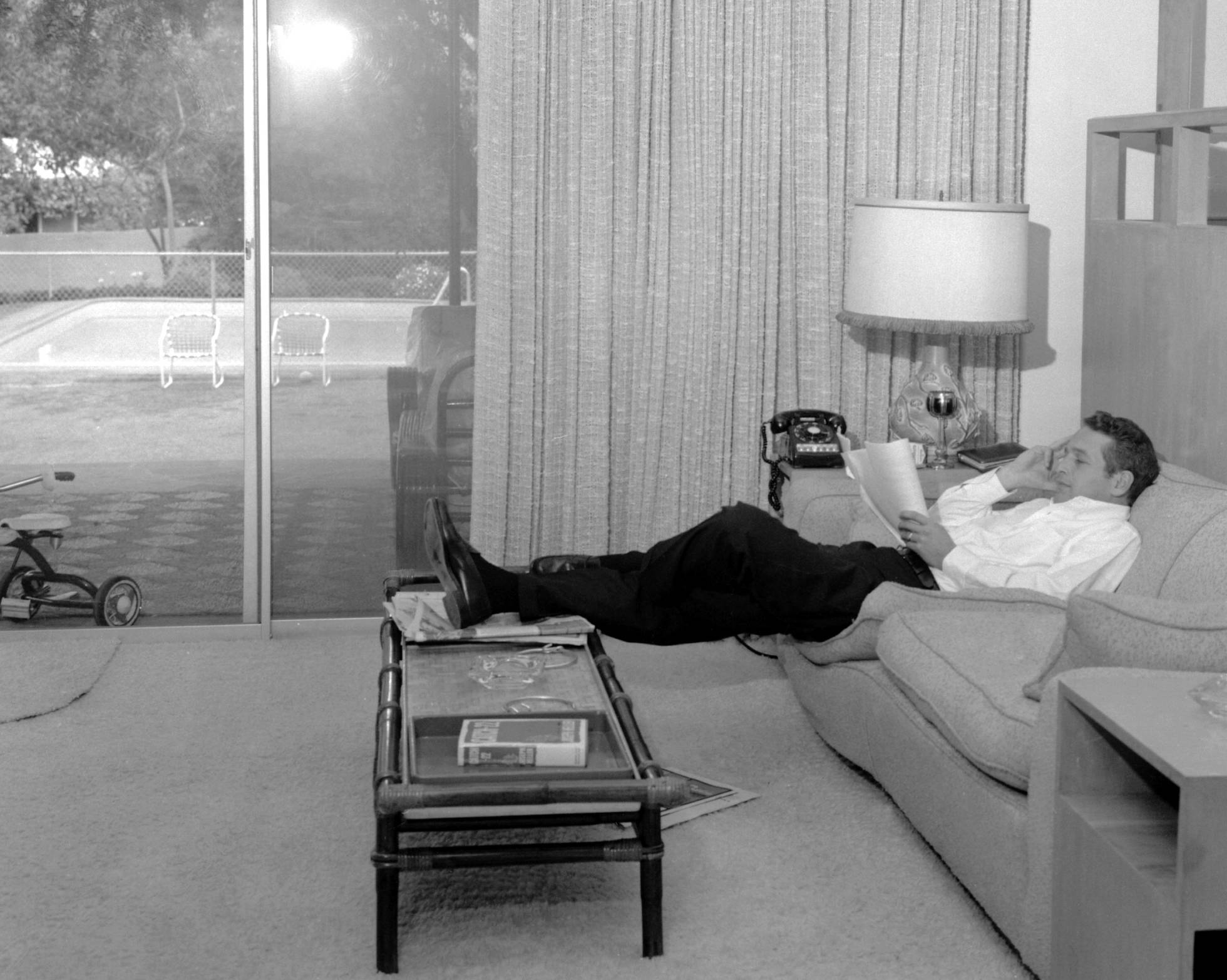 Paul Newman en su casa estudiando un guion para una película. Estudiante remolón, fue expulsado de la universidad por mal comportamiento. Prestó el servicio militar durante la II Guerra Mundial. Cuando regresó, se aplicó y terminó la carrera de Económicas. Pero lo suyo era otra cosa. Se matriculó en el famoso Actor's Studio de Nueva York para formarse en la interpretación.