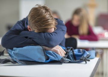 Un adolescente se duerme en clase. 