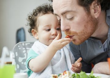 Un niño da de comer a su padre. 