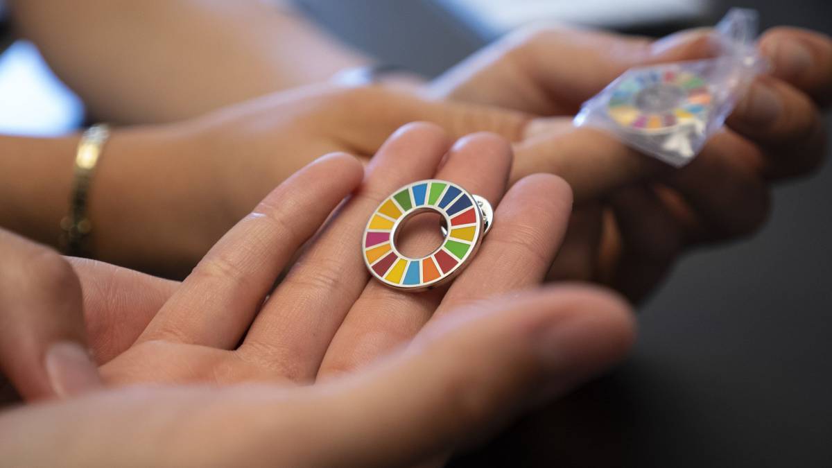 Lo que hay detrás del pin que ahora luce el Gobierno español