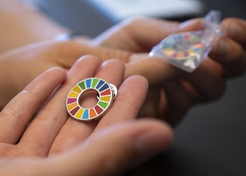 Lo que hay detrás del pin que ahora lleva el Gobierno español