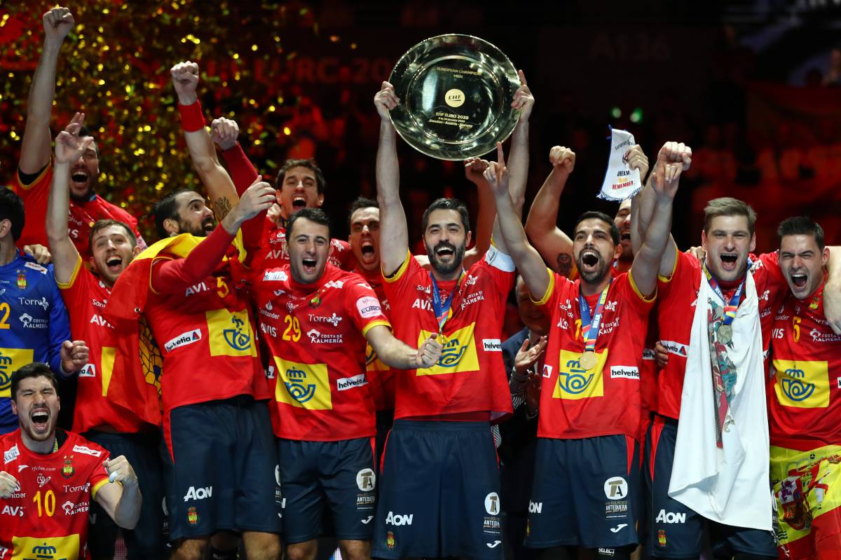 Los jugadores españoles levantan el trofeo.