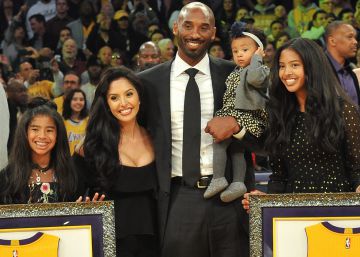 Kobe Bryant junto a su esposa Vanessa y tres de sus cuatro hijas, Gianna, Natalia y Bianka, en Los Ángeles, en 2017.