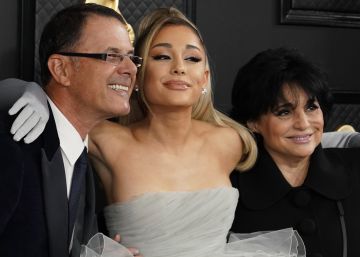 Ariana Grande, junto a sus padres, Edward Butera y Joan Grande, en Los Ángeles (EE UU), este domingo.
