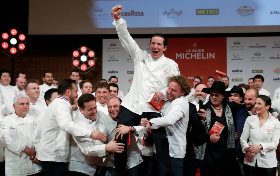 Los chefs Christophe Bacquié, con el puño en alto, y Marc Veyrat, con el gorro negro, tras conseguir sus tres estrellas Michelin, en 2018.