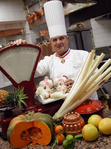 El fallecido chef Paul Bocuse, en su restaurante, en 2000.