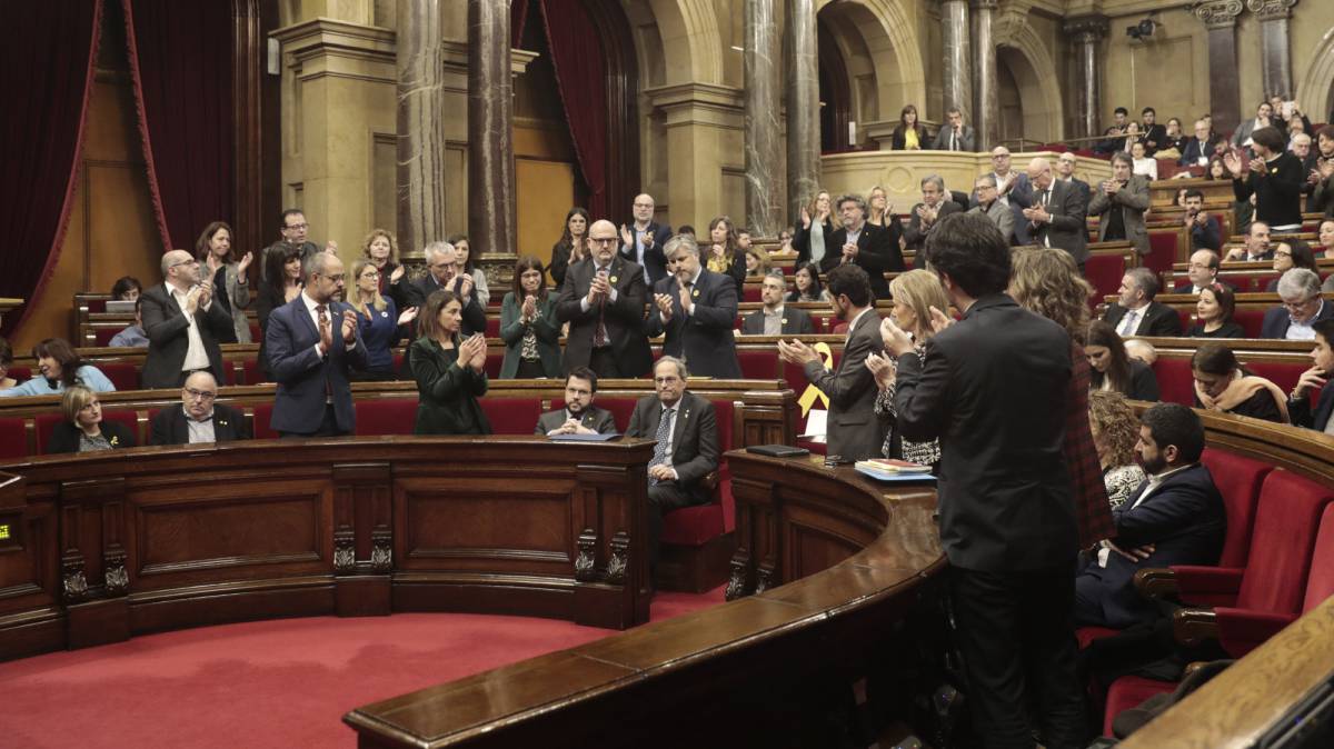 Diputados de JxCat aplauden a Torra.