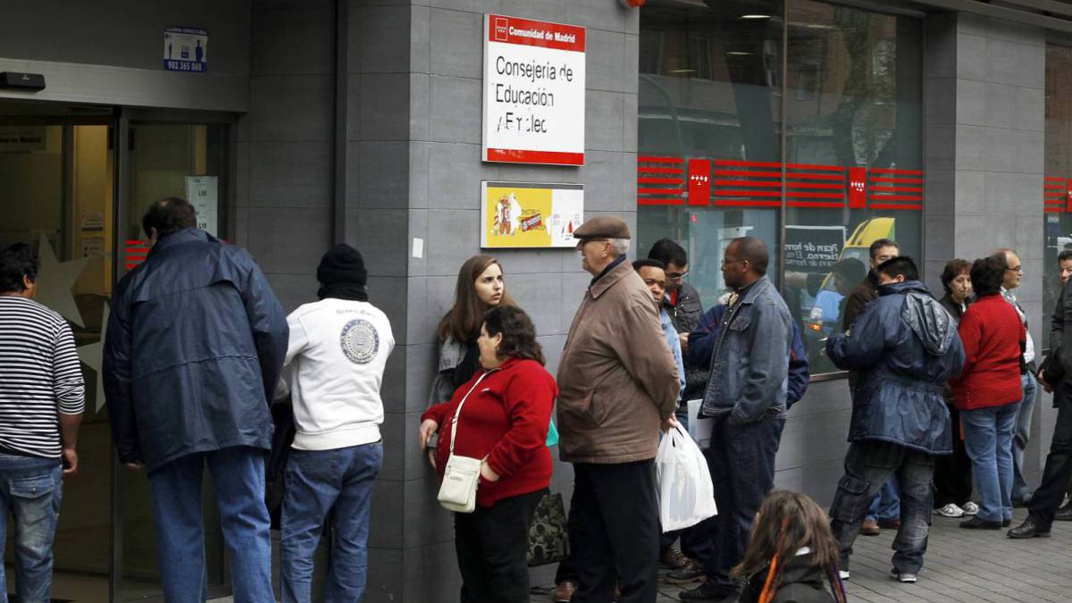 Desempleados ante una Oficina de Empleo.