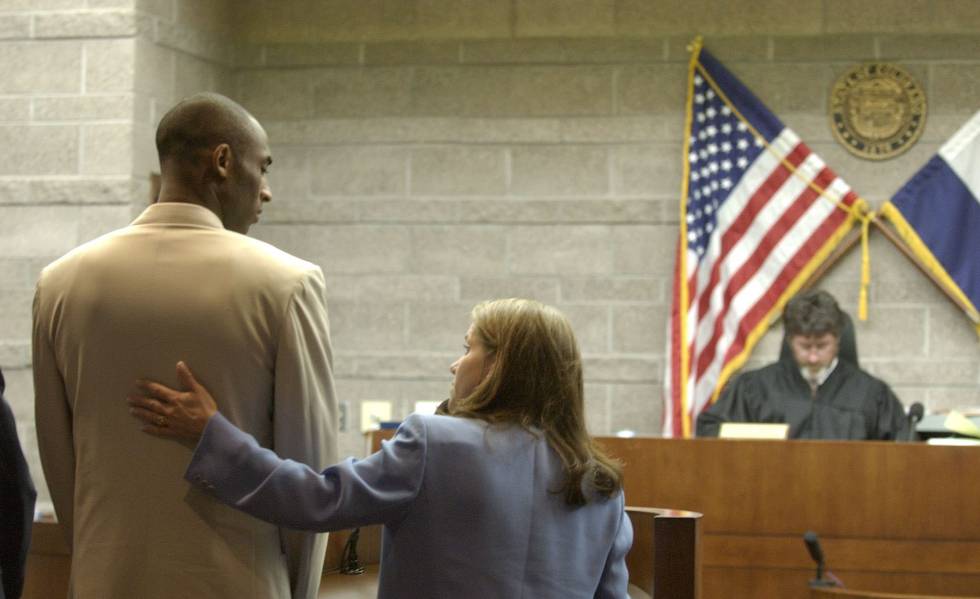 Kobe Bryant con su abogada Pamela Mackey durante la sesión en la que escuchó los cargos a los que se enfrentaba, la violación de una mujer de 19 años, el 6 de agosto de 2003 en Eagle (Colorado).