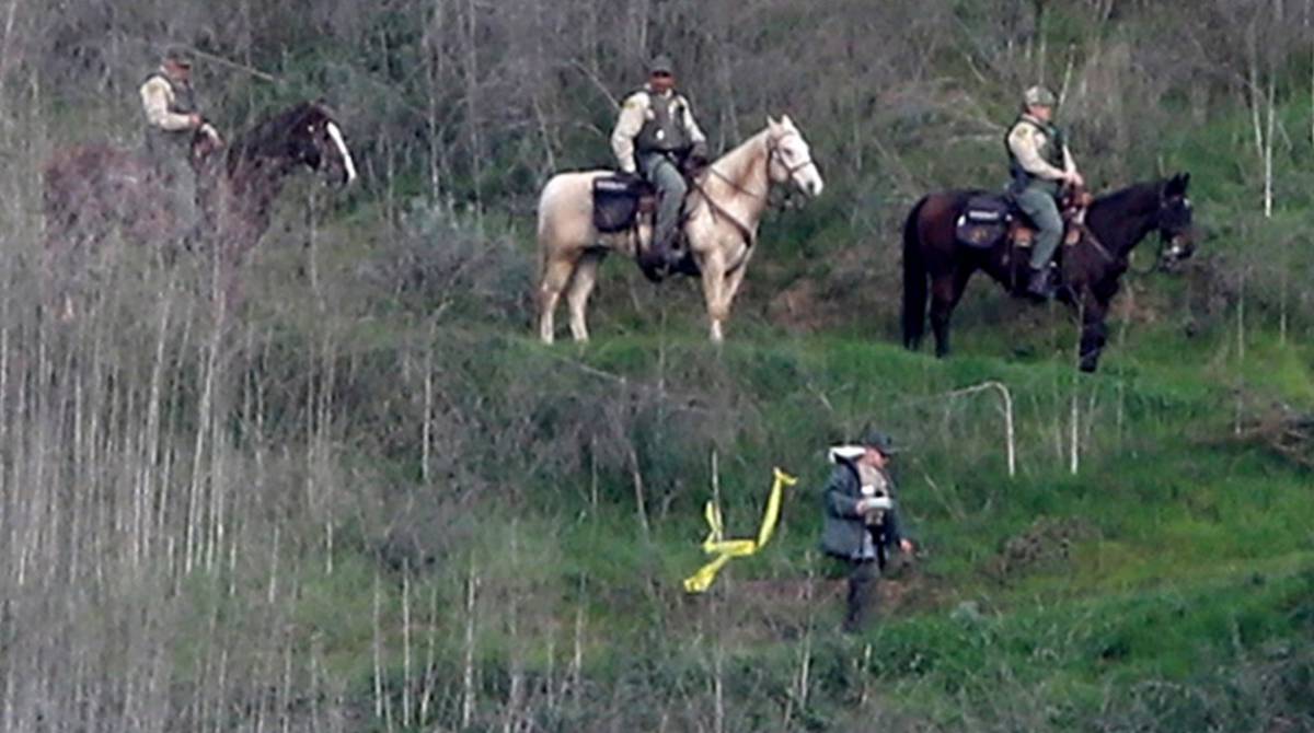 Agentes patrullan cerca del lugar del accidente.
