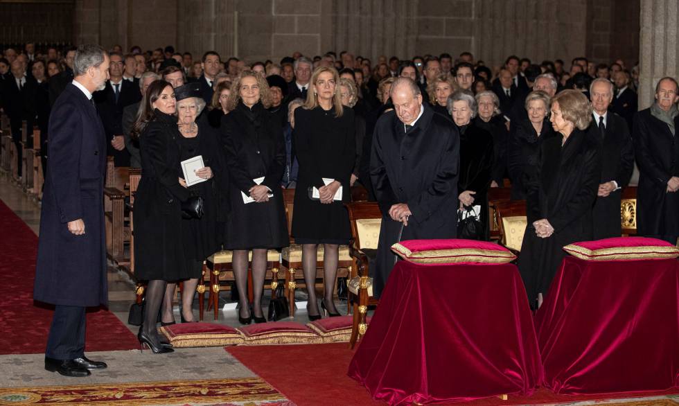 Felipe VI y la reina Letizia, los reyes eméritos y las Infantas Elena y Cristina, en el funeral de Pilar de Borbón, en El Escorial, este miércoles.
