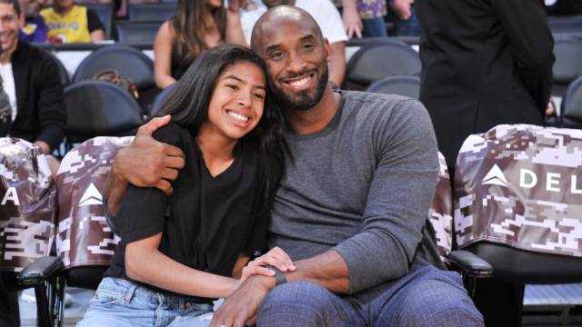 Kobe Bryant abraza a su hija Gianna.