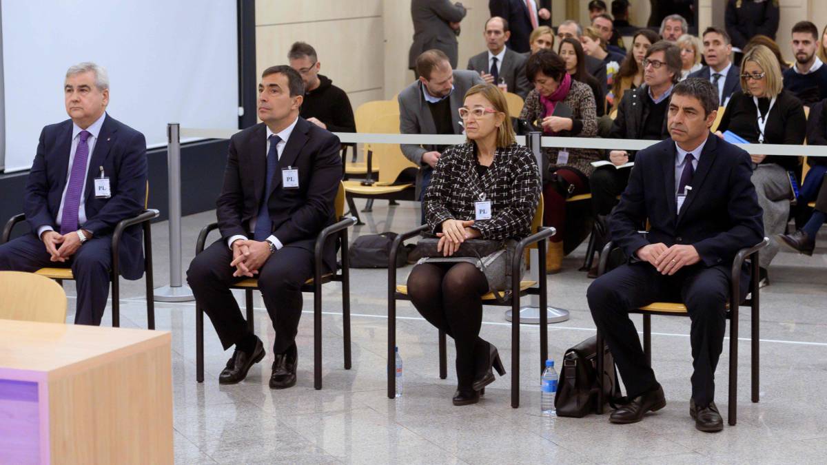 Trapero (derecha) y los otros acusados, el primer día del juicio.