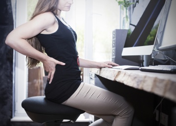 Cómo corregir la postura en la oficina y artículos ergonómicos que pueden ayudarte