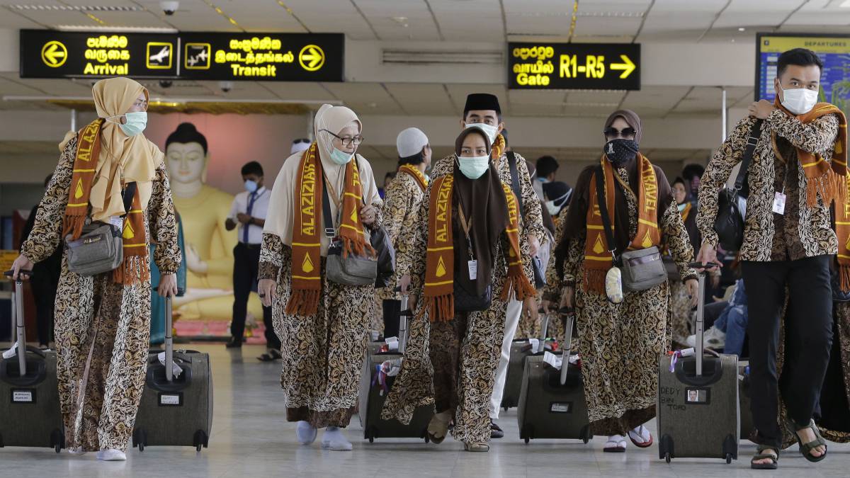 Pasajeros con mascarillas en el aeropuerto de Colombo, en Sri Lanka.