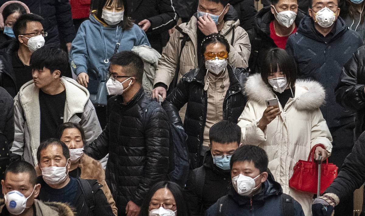Pasajeros en la estación de tren de Pekín (China).