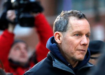 McCarthy en bata blanca