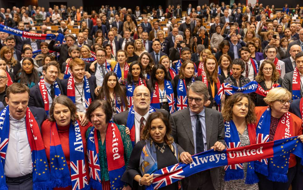 El presidente del Parlamento Europeo (tercero por la derecha), junto a eurodiputados británicos del Grupo Socialista en la Eurocámara.