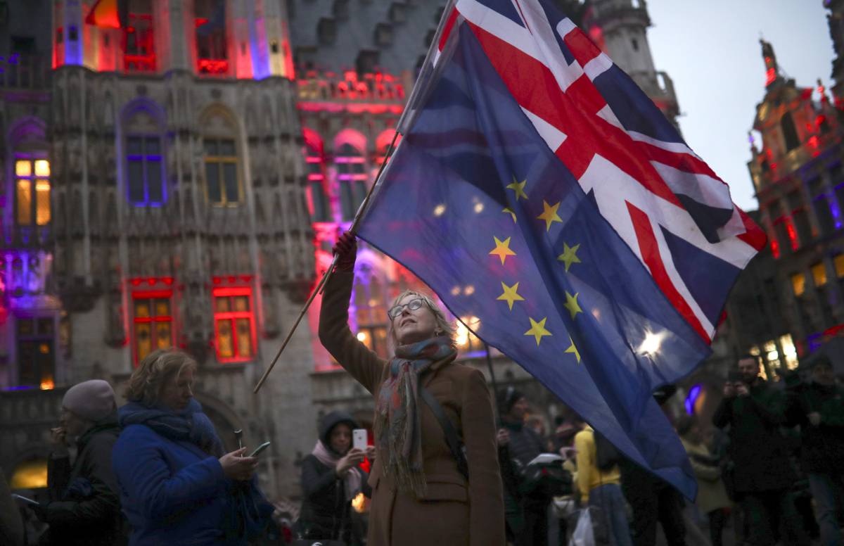 Una mujer ondea banderas este jueves en un acto de hermandad entre Bélgica y el Reino Unido en Bruselas.