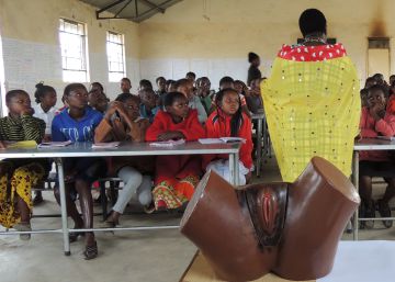 Una vagina de madera contra la mutilación genital femenina