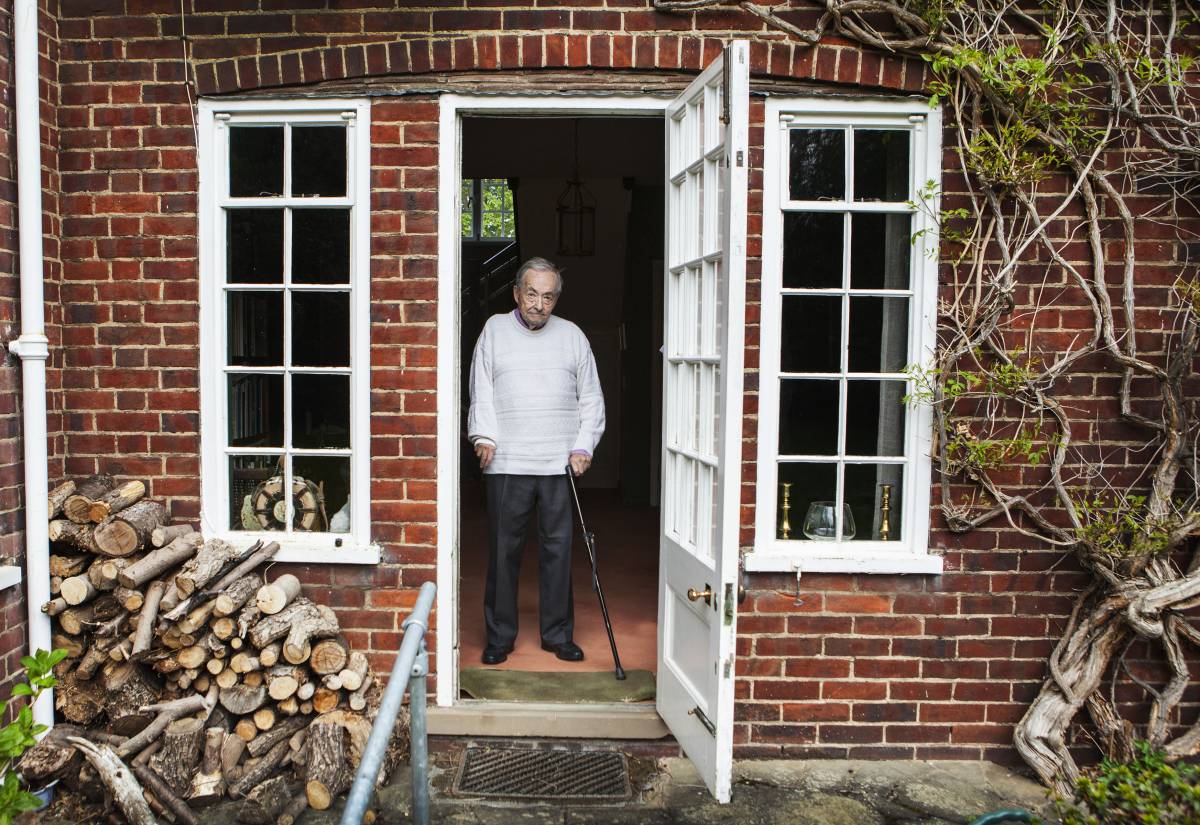 George Steiner en la puerta de su casa en Cambridge en 2016.