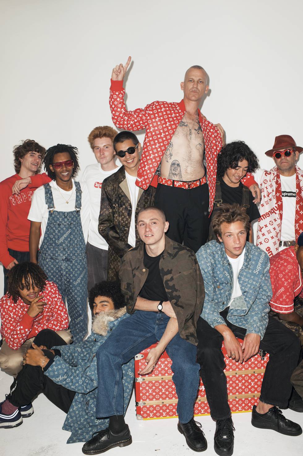 El equipo de patinadores de la casa, con prendas de la colaboración Supreme x Louis Vuitton (2017), fotografiados por Terry Richardson. 