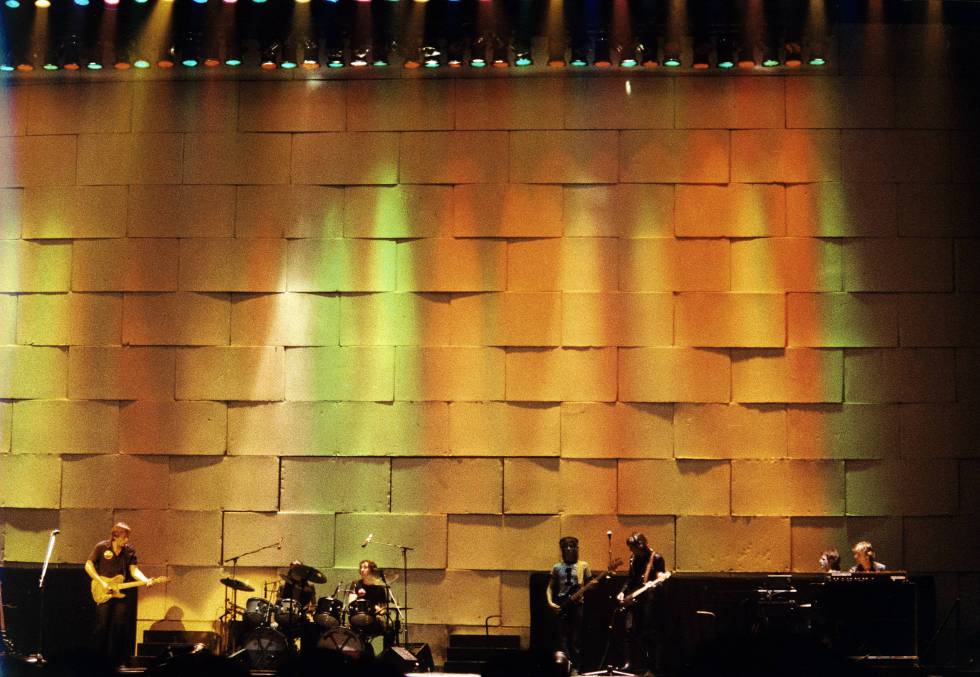 El muro construido detrás de los cuatro componentes de Pink Floyd y con la presencia de músicos adicionales.