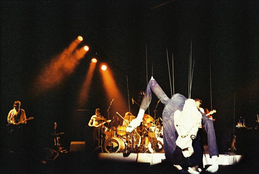 Uno de los muñecos gigantes que aparecían durante el concierto. Este truco visual lo imitarían después muchas grandes bandas.
