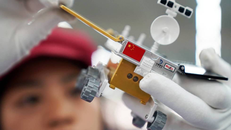 Un trabajador inspecciona un modelo miniatura del vehículo lunar para la sonda china Chang'e 4, en una fábrica en Dongguan, China.