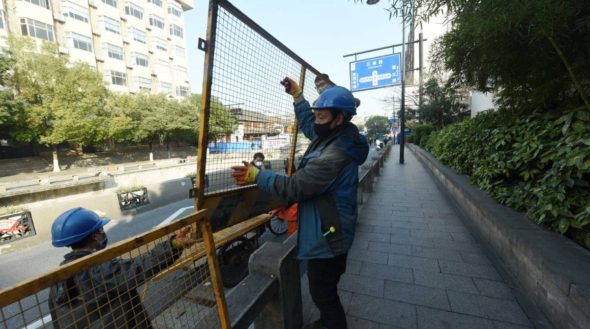 Trabajadores de Hangzhou instalan vallas.