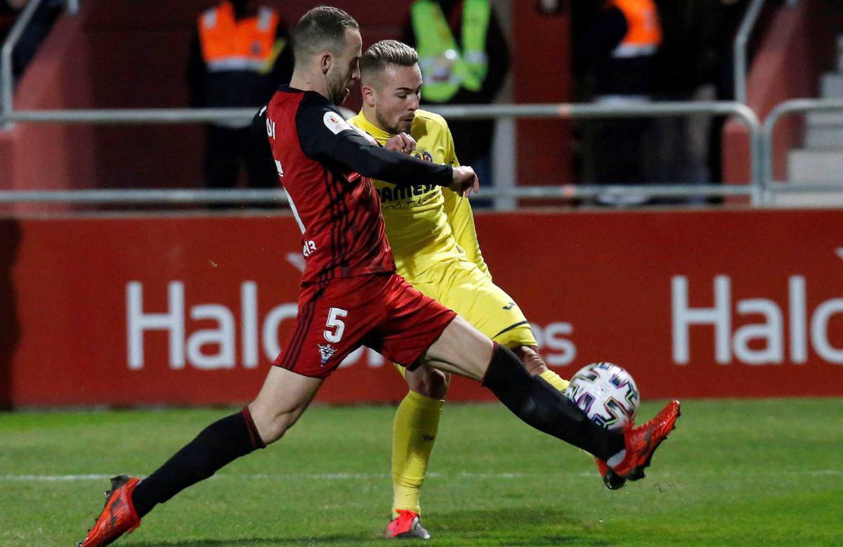 Odei (i) disputa un balón con Ontiveros.