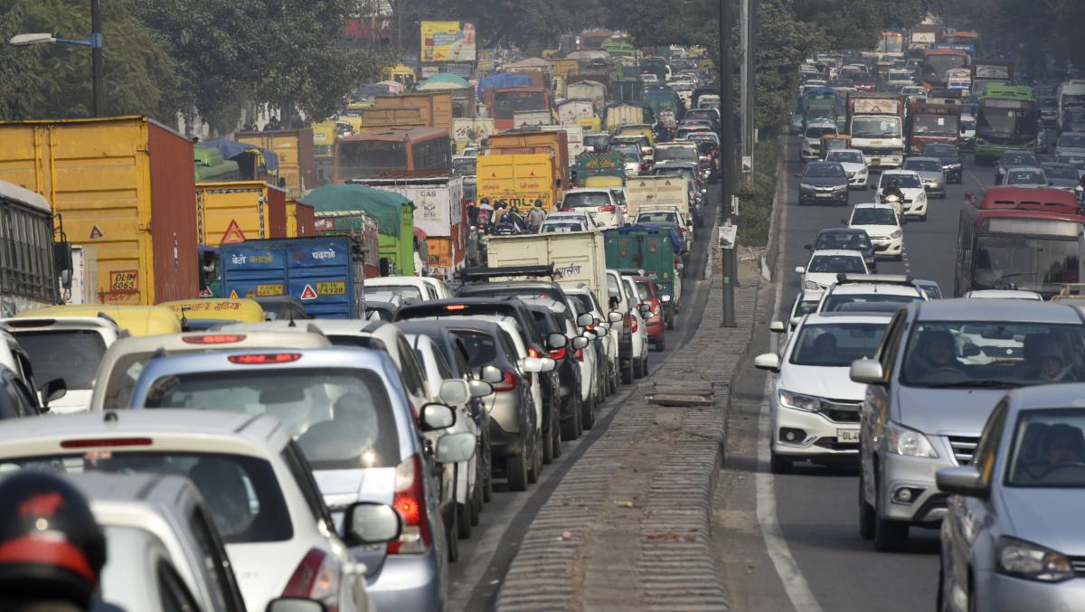Aglomeración de tráfico en Nueva Delhi.