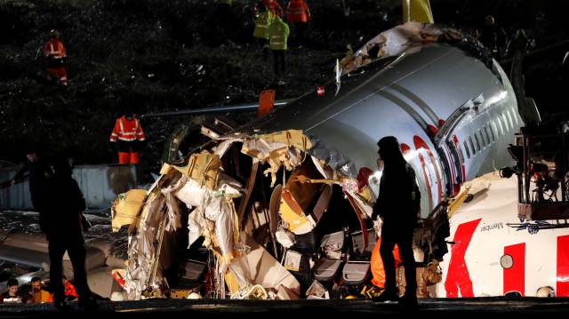 Fuselaje del avión fracturado tras el accidente.