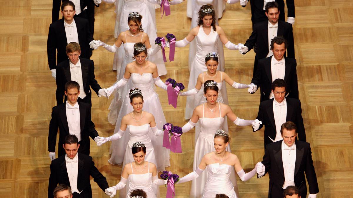 Varias parejas, en el baile de la Ópera de Viena.