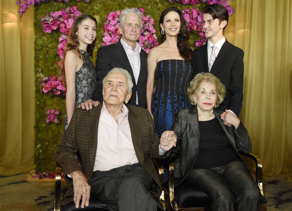 Kirk Douglas, su esposa Anne,su hijo Michael, Catherine Zeta-Jones, y sus nietos Carys y Dylan.