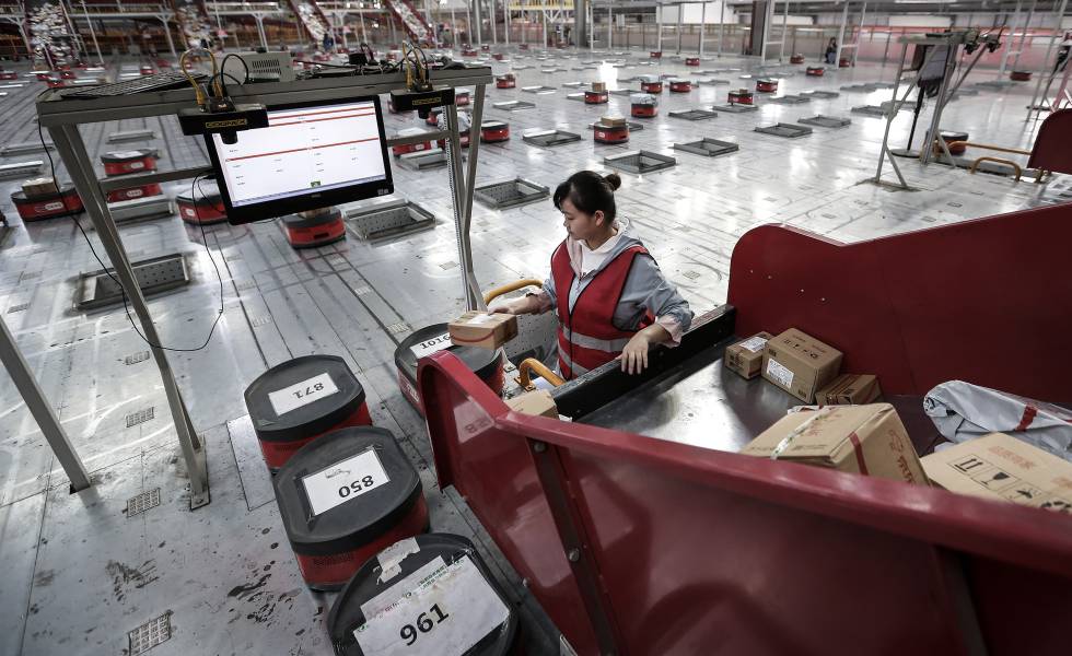 El almacén mecanizado de una empresa de logística en Wuhan, el pasado 5 de noviembre.