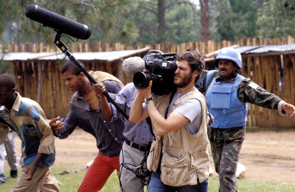 Joaquin Phoenix se convierte en un espectador más del genocidio ruandés en la película 'Hotel Ruanda'.