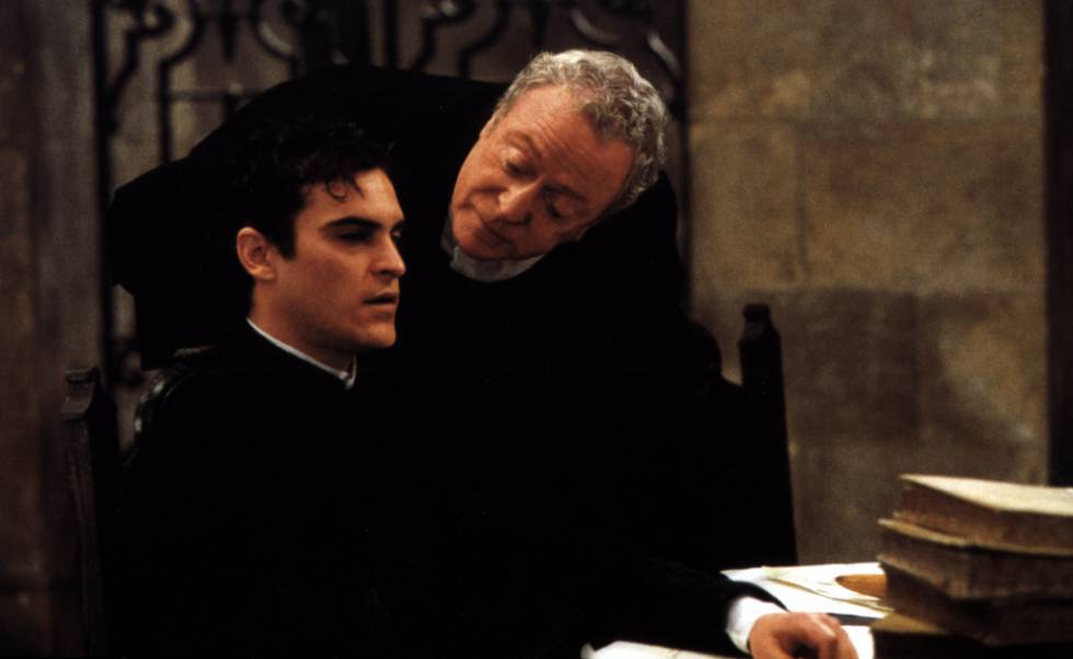 En 'Quills', el actor da vida a un cura católico que lucha por mejorar las condiciones de los manicomios franceses. En la imagen, con Michael Caine.