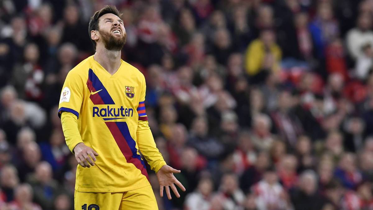 Messi se lamenta durante el partido.