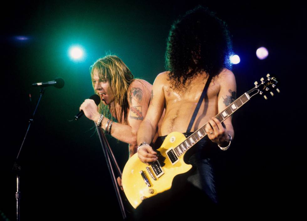 Axl Rose y Slash tocando con Guns N' Roses en Rock In Rio II, en enero de 1991 en Rio De Janeiro, Brasil.